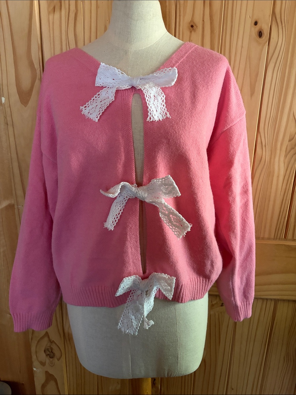 Women’s sweater size 1xl bow-Front Pink with white bows
